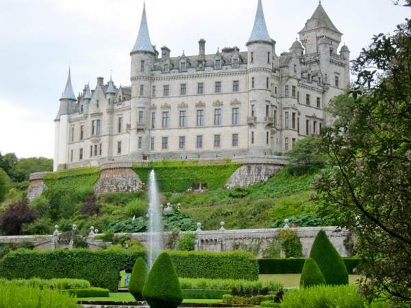 La façade et les jardins du château de Dunrobin, à Sutherland, dans les Highlands, en Ecosse, au Royaume-Uni