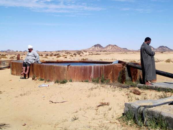 Deux hommes dans le village d’El Haez, près du désert noir, en Egypte