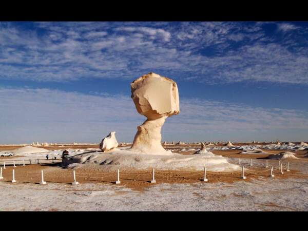 Un cône de glace dans le désert. 
