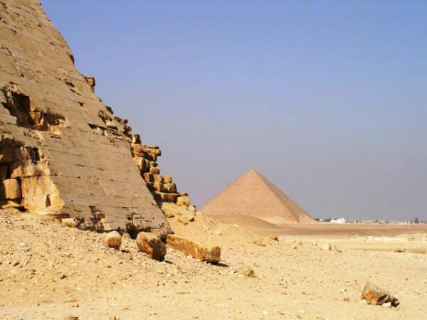 Les pyramides de Khéphren et de Mykérinos sur le plateau de Gizeh, en Egypte.  
