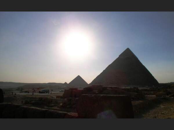 Le crépuscule tombe sur les trois pyramides du plateau de Gizeh, en Egypte.