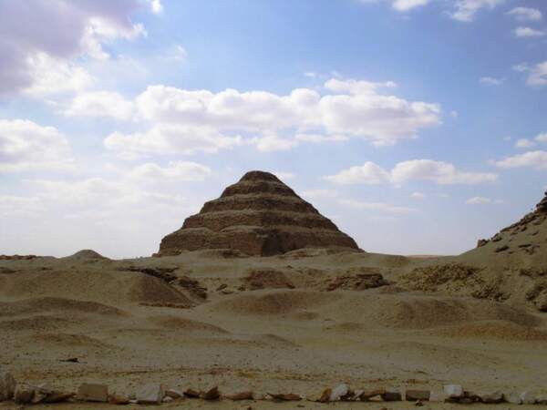 La pyramide à degrés de Djéser, située sur la nécropole de Saqqarah, en Egypte.