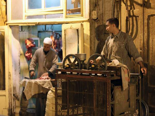 Les boutiques et ateliers du Caire sont ouverts en soirée.