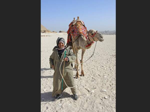 Un commerçant proposant des tours en chameau