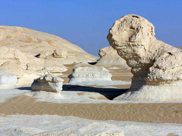 Formes fantastiques de rocher dans le Désert Blanc.