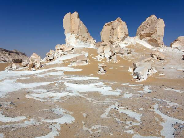 La poussière de craie répandue comme du sucre glace dans le Désert Blanc.