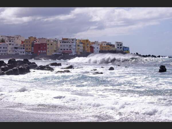 Un village sur la côte de Puerto de la Cruz, sur l'île de Ténérife, dans les Canaries (Espagne).