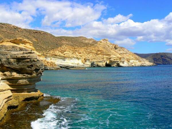 Sentier littoral de la plage del Playazo (parc naturel de Cabo de Gata, en Espagne)
