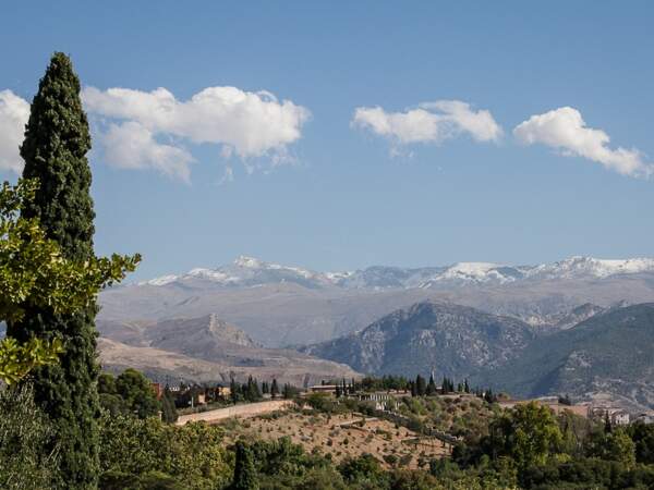 Sommets enneigés de la Sierra Nevada en Andalousie, en Espagne