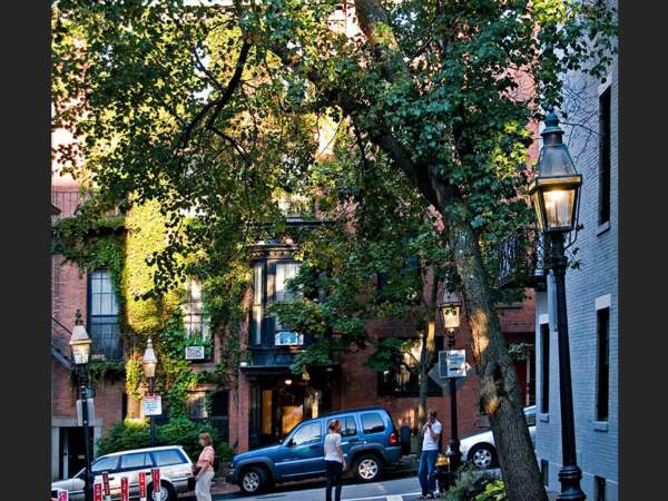 Une rue de Beacon Hill, un quartier résidentiel de Boston (Massachusetts, Etats-Unis).