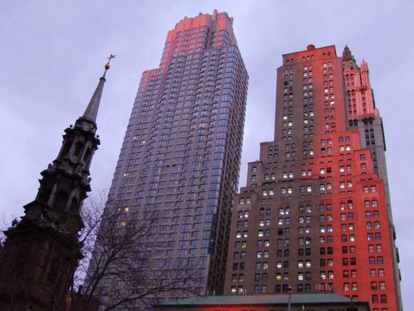 Façades orange et mauve dans Financial district