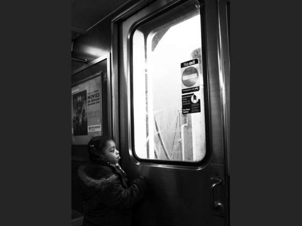 Petite fille dans le métro