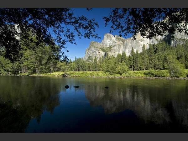 En Californie (Etats-Unis), la Yosemite Valley abrite la Merced River, étonnante de limpidité.