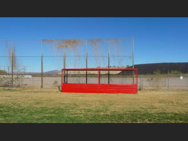 Le terrain de base-ball est désert en cet après-midi hivernal à Ajo, Arizona (Etats-Unis).