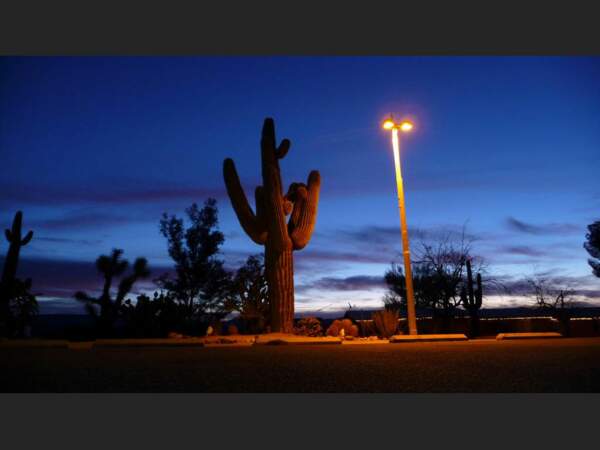 Le jour se lève sur les routes désertes de la petite ville de Wikieup, Arizona (Etats-Unis).