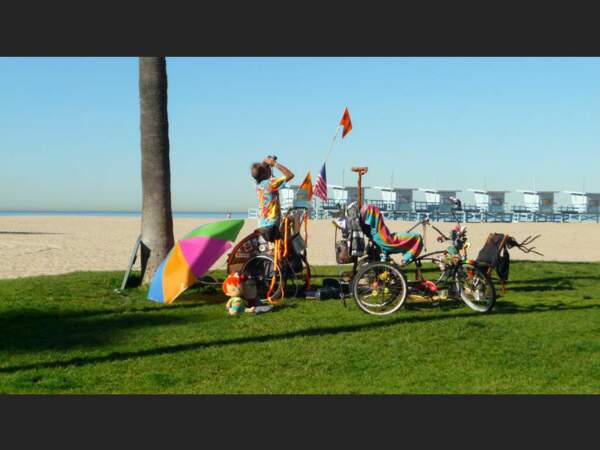 Les sans-abri côtoient les joggeurs et les jeunes fêtards à Venice Beach, Los Angeles, Californie (Etats-Unis).