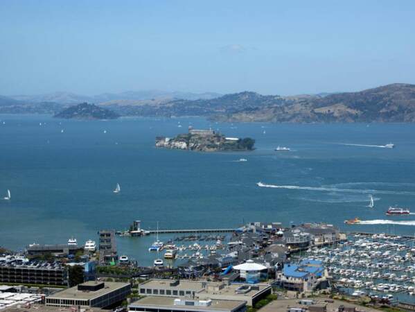 Alcatraz et Pier 39 depuis la Coit Tower à San Francisco, aux Etats-Unis.