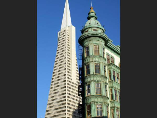 Contraste de styles sur Columbus Street à San Francisco, aux Etats-Unis.