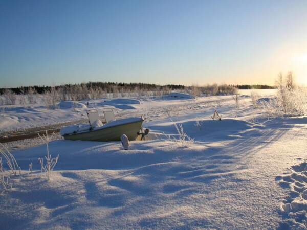 Bateau enneigé aux alentours de Rovaniemi, en Laponie finlandaise