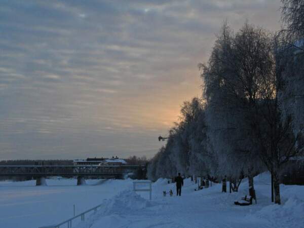 La rivière gelée de Rovaniemi, en Laponie finlandaise