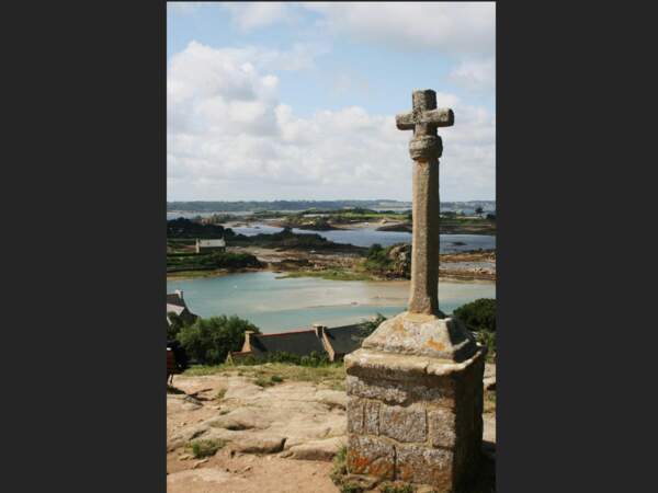  Une croix sur l’Ile de Bréhat, en Bretagne, France