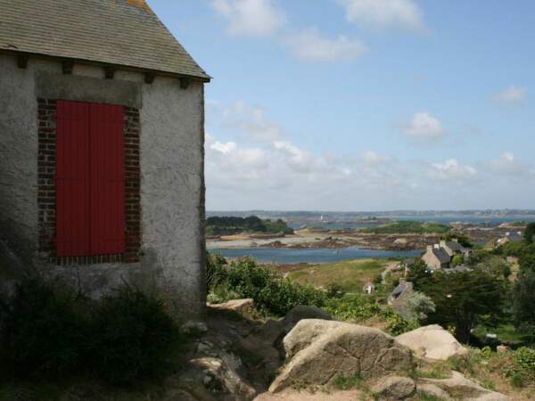 Les volets rouges de la chapelle Saint Michel, Ile de Bréhat, en Bretagne, France
