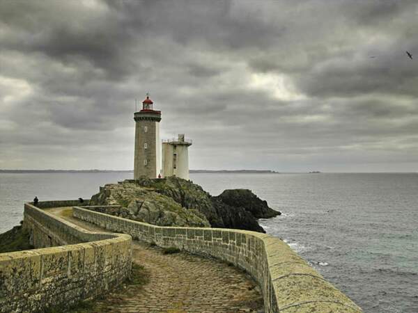 Le phare du Petit Minou se dresse à l'entrée du goulet de Brest, dans le Finistère, en Bretagne (France).