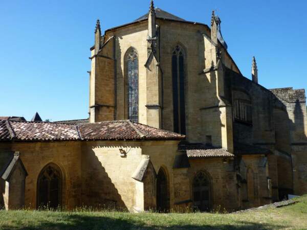 Le chevet de la cathédrale Saint-Sacerdos, à Sarlat-la-Canéda, en Dordogne (France).