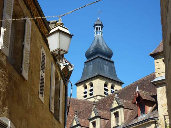 Le clocher de la cathédrale Saint-Sacerdos de Sarlat-la-Canéda, en Dordogne, est la partie la plus ancienne de l’édifice (France).