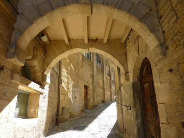 Ce passage couvert invite à découvrir l’intimité et l’histoire médiévale de Sarlat-la-Canéda, en Dordogne (France).