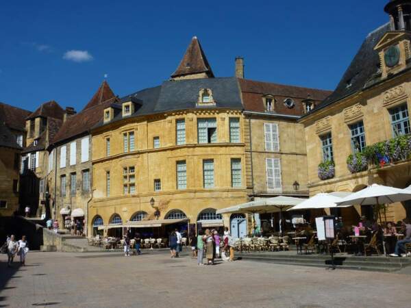 La place de la Liberté abrite l’hôtel de ville de Sarlat-la-Canéda, en Dordogne (France).