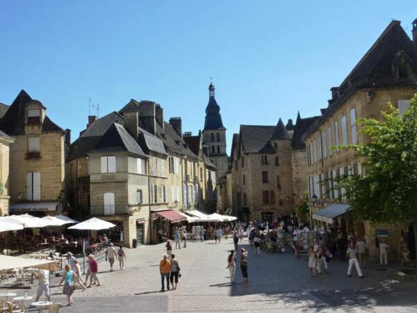 Sarlat-la-Canéda, en Dordogne, est issue de la fusion des communes de Sarlat et de La Canéda en 1965 (France).