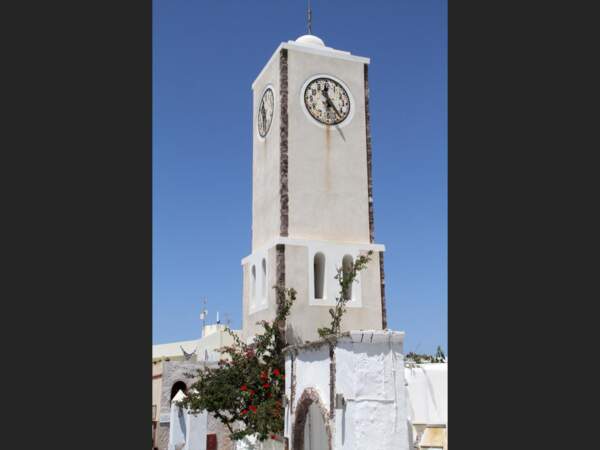 Clocher aux quatre horloges sur l’île de Santorin, en Grèce