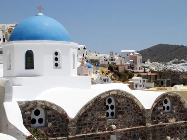 Eglise traditionnelle dans le village d’Oia sur l’île de Santorin, en Grèce