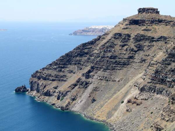 Falaise vertigineuse sur l’île de Santorin, en Grèce