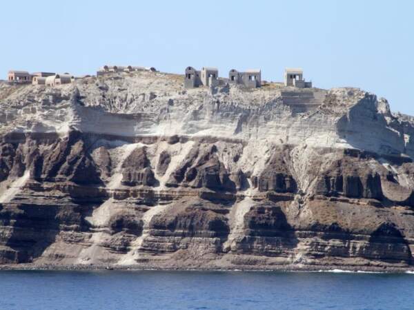 Pierre volcanique sur l’île de Santorin, en Grèce