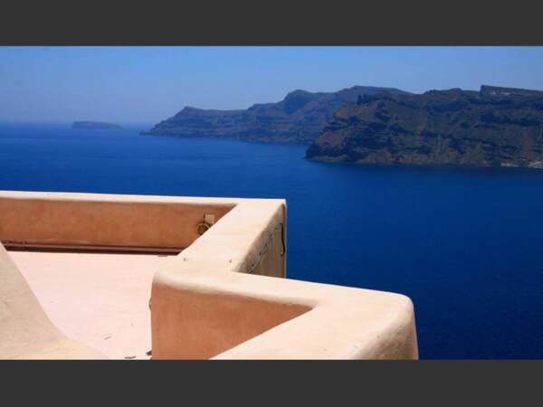 La vue depuis un balcon à Thira, sur l'île de Santorin, dans les Cyclades (Grèce).