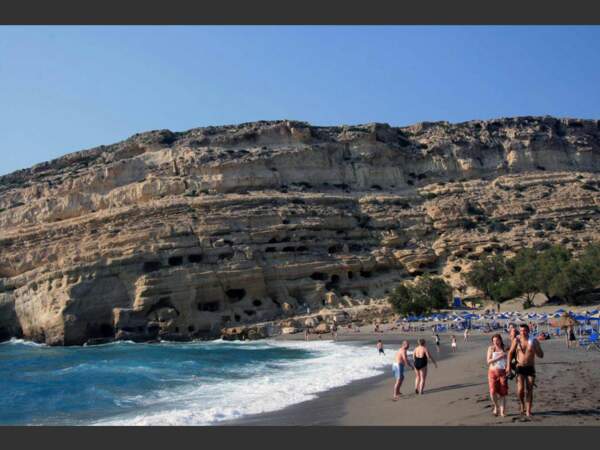 La plage de Matala, en Crète (Grèce).