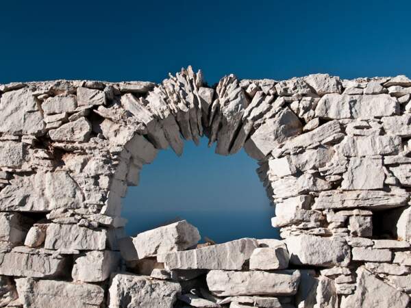 Arche de pierre sur l’île de Sifnos, dans l’archipel des Cyclades, en Grèce