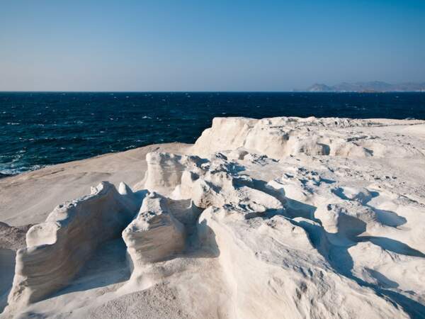 Plage de Sarakiniko sur l’île de Milos, dans l’archipel des Cyclades, en Grèce