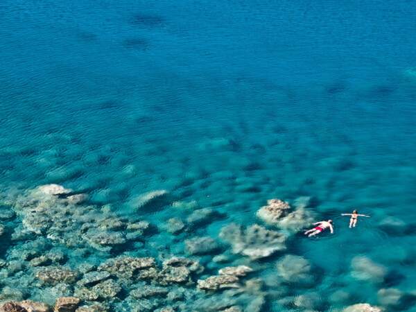 Baignade dans une eau translucide sur l'île d'Amorgos, dans l’archipel des Cyclades, en Grèce