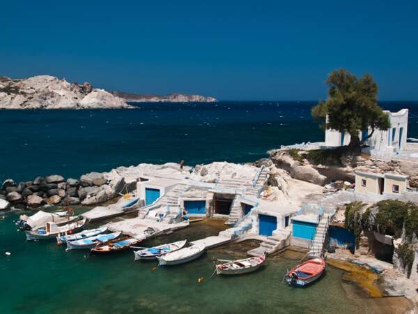Le port de Mandrakia sur l’île de Milos, dans l’archipel des Cyclades, en Grèce