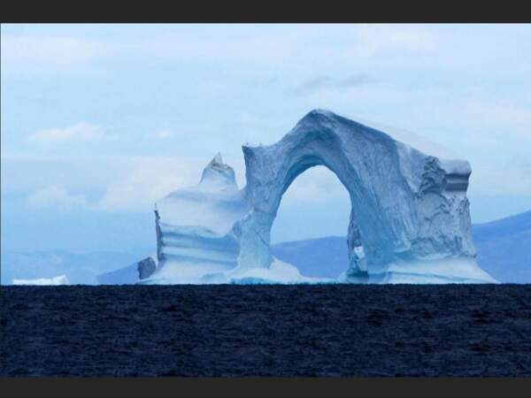 Iceberg en forme d'arche près des côtes du Groenland.