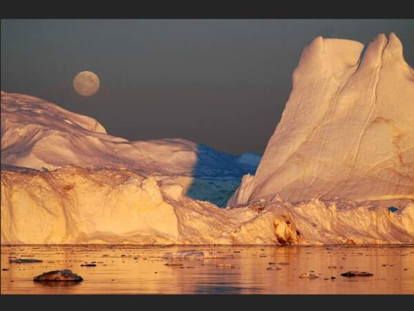 Icebergs dérivant dans la baie de Disko, au Groenland.