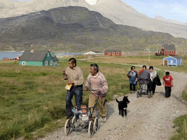 Promenade en famille à Igaliku au Groenland
