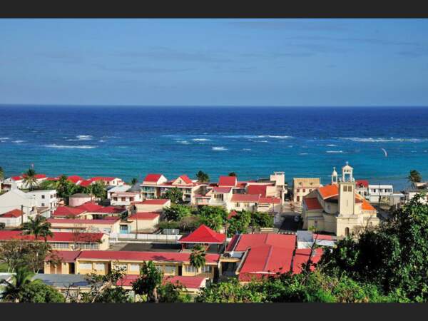 Vue sur les toits de Capesterre, sur la côte sud-est de Marie-Galante, en Guadeloupe.