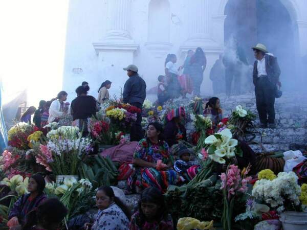 Scène de la vie quotidienne devant l’église de Santo Tomás, à Chichicastenango, au Guatemala. 