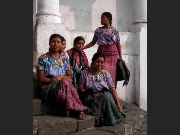 Des jeunes femmes en costume traditionnel, à Santiago Atitlan, au Guatemala. 
