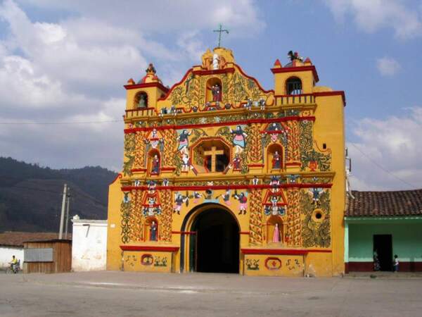 La façade de l’église de San Andrés Xecul, au Guatemala.