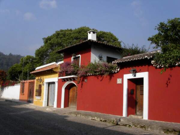 Une rue aux façades colorées à Antigua, au Guatemala. 